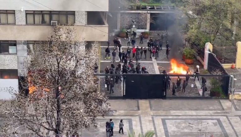 Incendian acceso al Instituto Nacional