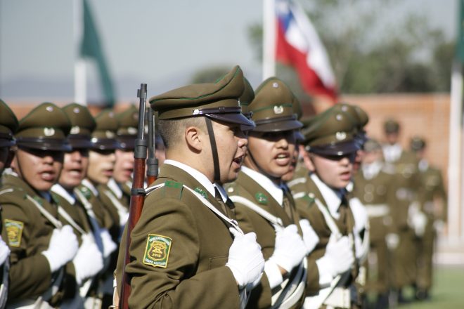 Dan de baja a siete carabineros por beber alcohol al interior de comisaría