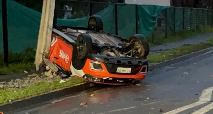 Guardia municipal muere tras chocar con poste y volcarse