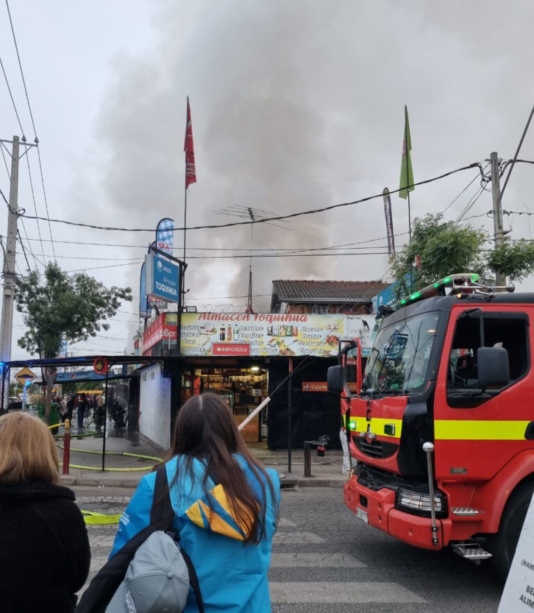 Puente Alto: Incendio en avenida La Serena con Caletera Camino Internacional
