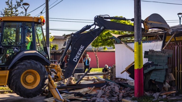 Nueva demolición de “narcomausoleo” en la Región Metropolitana