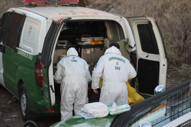 Hallan cadáver de mujer en el lecho del río Mapocho