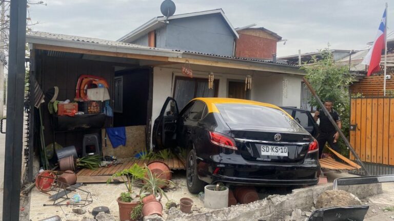 Taxi quedó incrustado al interior de una vivienda