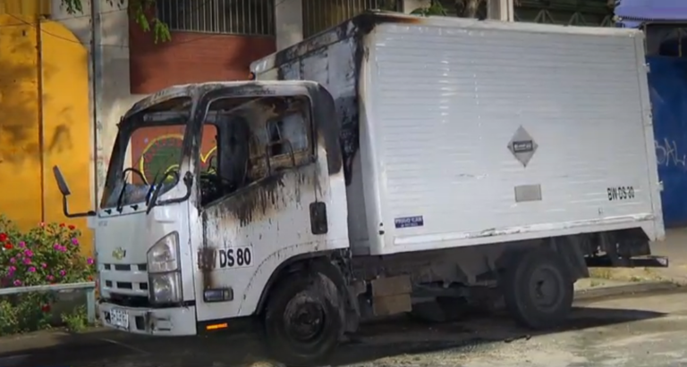 Incendian camión en Barrio Yungay