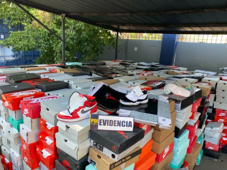 Incautan más de 3 mil zapatillas falsificadas en Pirque