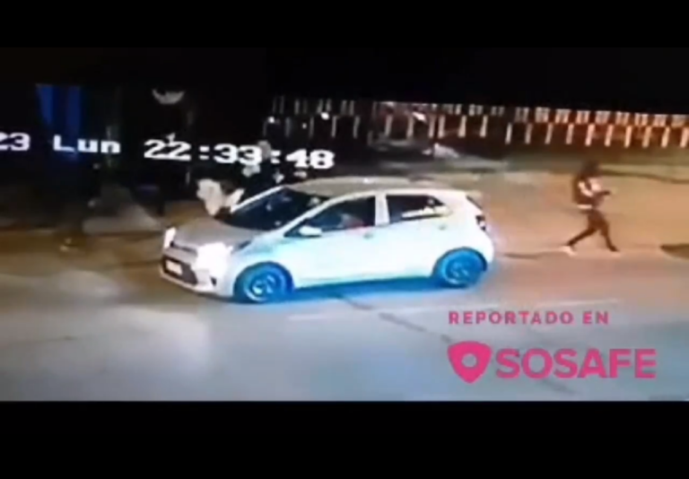 Apuñalan a mujer para robar un auto