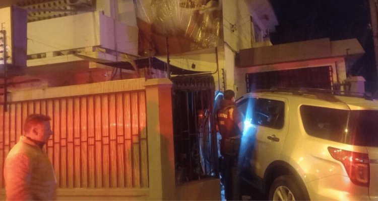 Vehículo traspasó portón y terminó en el antejardín de una vivienda