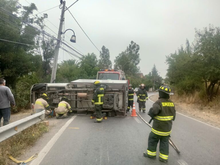 Camión se vuelca en San José de Maipo y conductor sale ileso