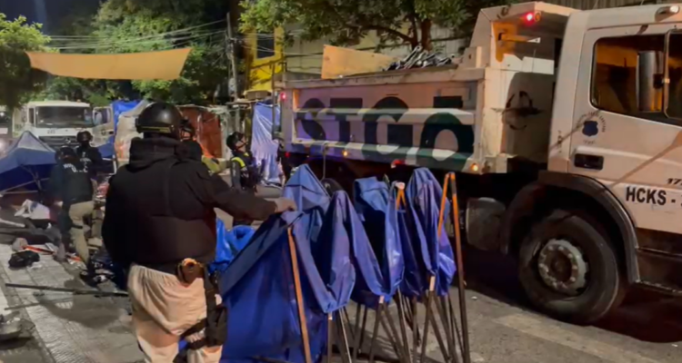 Barrio Meiggs: Retiran más de 30 toldos azules en operativo nocturno