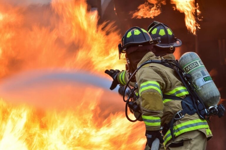 Feroz incendio en Gabriela Poniente