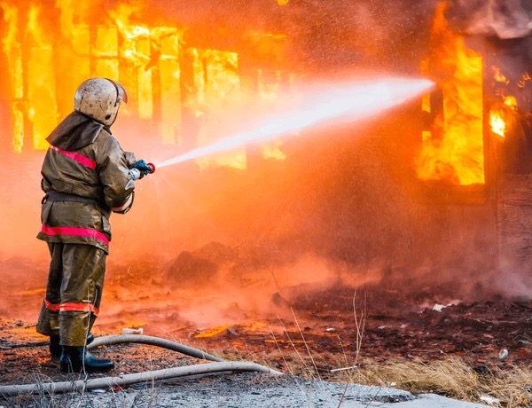 Bombero y civil lesionados en otro incendio declarado en Puente Alto