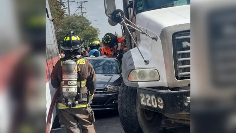 Cuatro lesionados: Auto quedó atrapado entre bus y camión betonero en avenida Gabriela