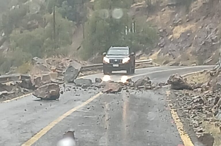Caída de rocas bloquean ruta en El Alfalfal