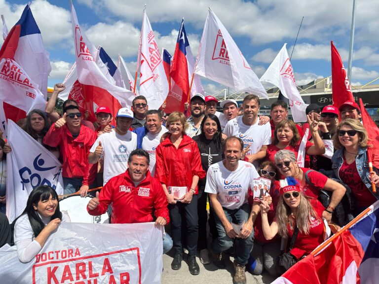 Gran banderazo de Karla Rubilar en Puente Alto contó con el apoyo de Evelyn Matthei