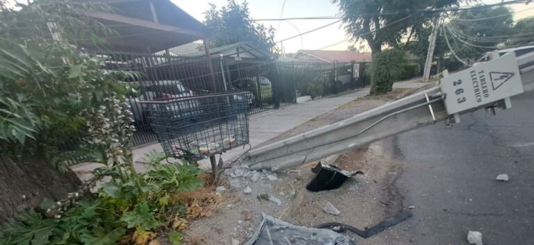 Derribó poste, dejó a vecinos sin luz y dijo que le habían robado el auto en Puente Alto
