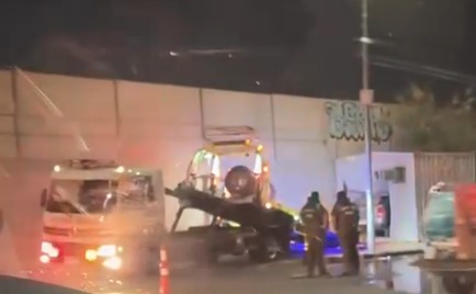 Auto terminó incrustado en peaje del Acceso Sur