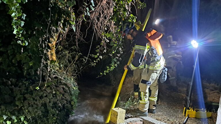 Muerto encuentran a motorista que cayó a canal de regadío
