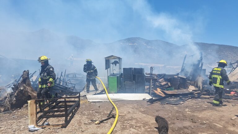 Urgente: A esta hora se registra grave incendio en campamento de Puente Alto