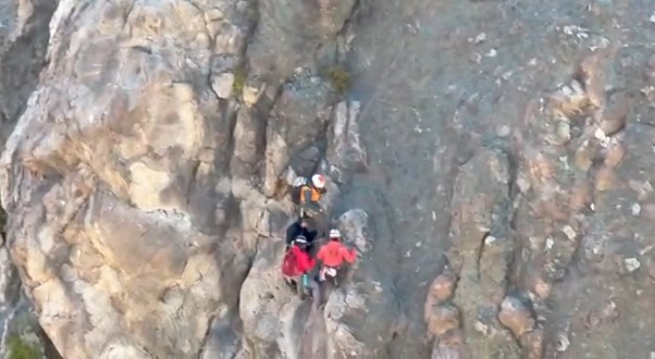Increíble rescate de montañistas atrapados realizando escalada