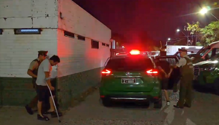 Carabineros detiene a dos sujetos por robo y receptación de vehículo en Mall