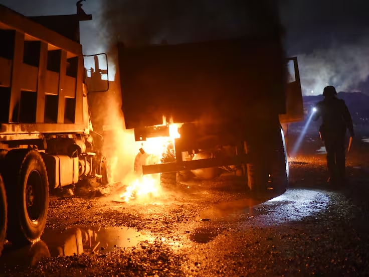 Incendio afecta a camiones de empresa recolectora de escombros