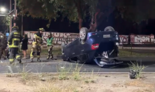 Volcamiento en Avenida Camilo Henríquez deja a conductor lesionado