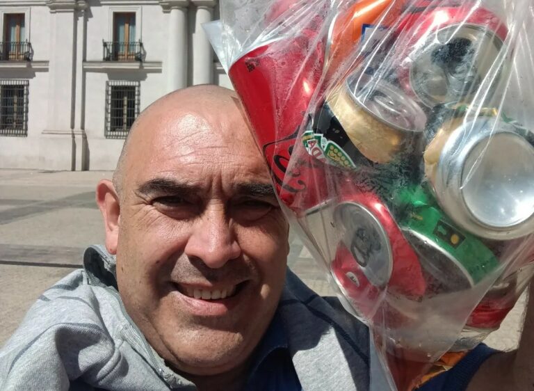 Latas por calidad de vida: Puentealtino costea tratamiento de su hija con el reciclaje de desechos