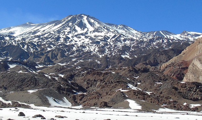 Volcán Tupungatito registra sismos leves y autoridades mantienen vigilancia activa