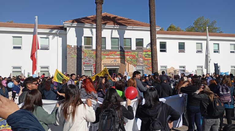 Movilización de los trabajadores de la educación llega hasta la Municipalidad de Puente Alto