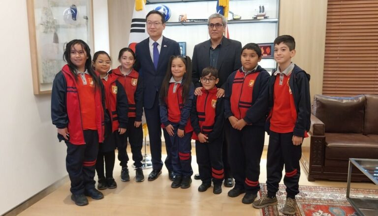 “Conectando Culturas”: Niños y niñas de Puente Alto entrevistan al Embajador de Corea del Sur”
