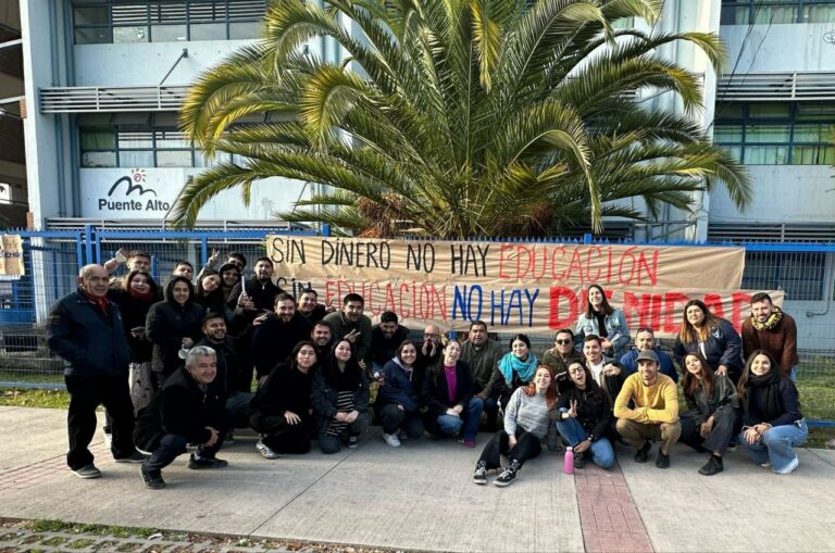 Cartelazos y “lápices caídos”: Colegios de Puente Alto protestan por falta de insumos y profesionales
