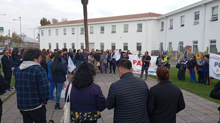 Funcionarios de Salud realizan asamblea frente a la Municipalidad de Puente Alto: exigen pago de metas sanitarias